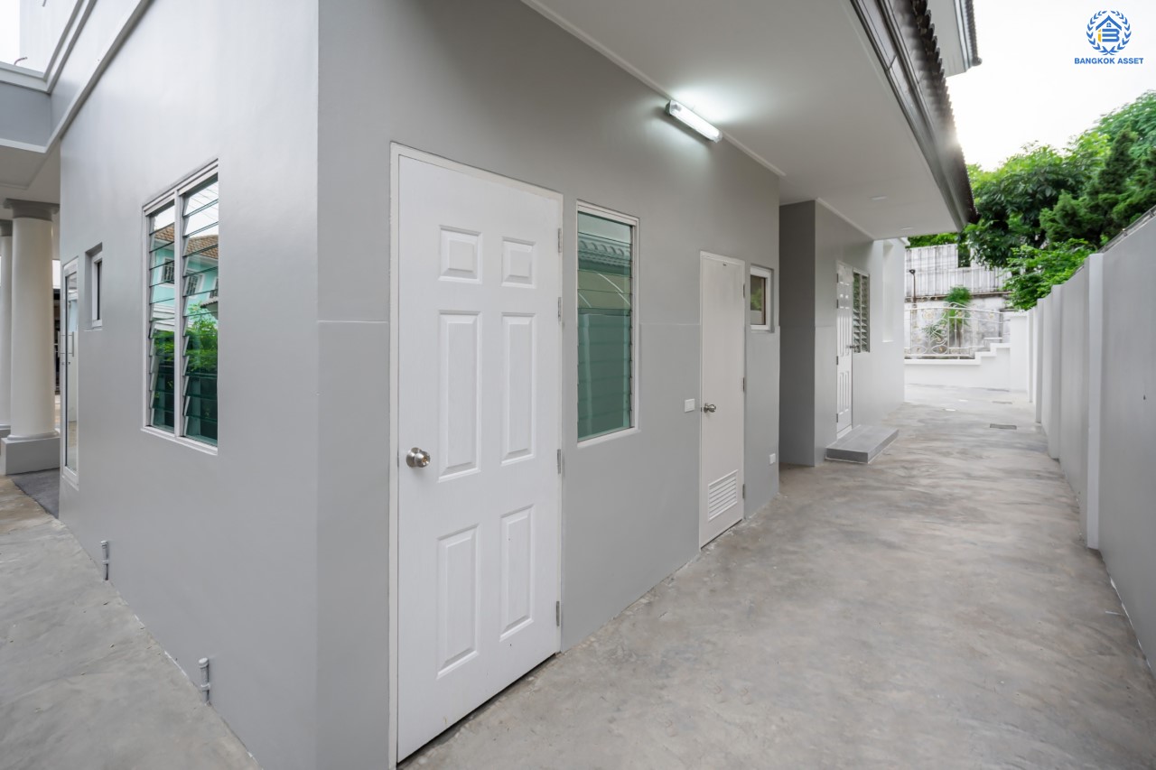 บ้านมือสองตกแต่งใหม่ ม.บางกอกบูเลอวาร์ด ราชพฤกษ์-พระราม5 เนื้อที่ 69 ตร.ว. บนสังคมคุณภาพ SC Asset* ฟังก์ชันพร้อม 3 ห้องนอน 4 ห้องน้ำ 1 ห้องแม่บ้าน จอดรถได้ 2 คัน บนทำเลติดถนนราชพฤกษ์ ใกล้วงเวียนพระรามห้า, ทางด่วนศรีรัช และเพียง 10 ถึงรถไฟฟ้า "สถานีบางรักใหญ่"